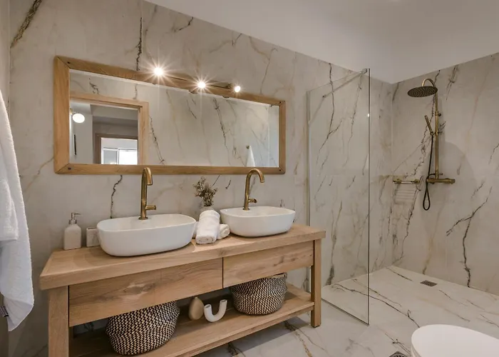 Annino In Village With Private Pool!