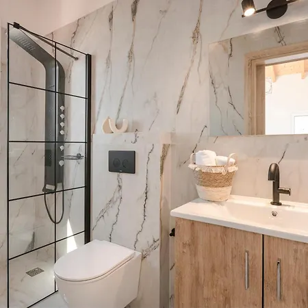 Annino In Village With Private Pool!