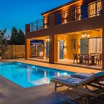 Βίλα Annino In Village With Private Pool!