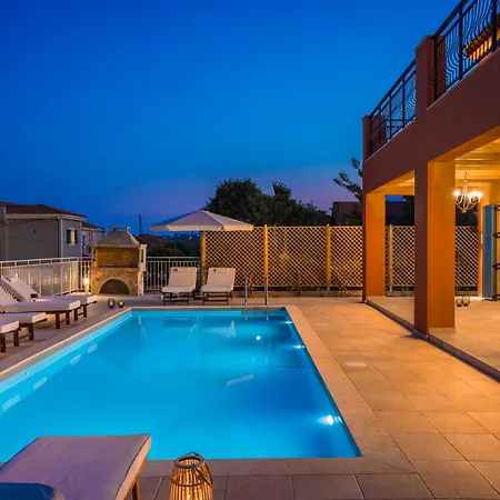 Annino In Village With Private Pool!